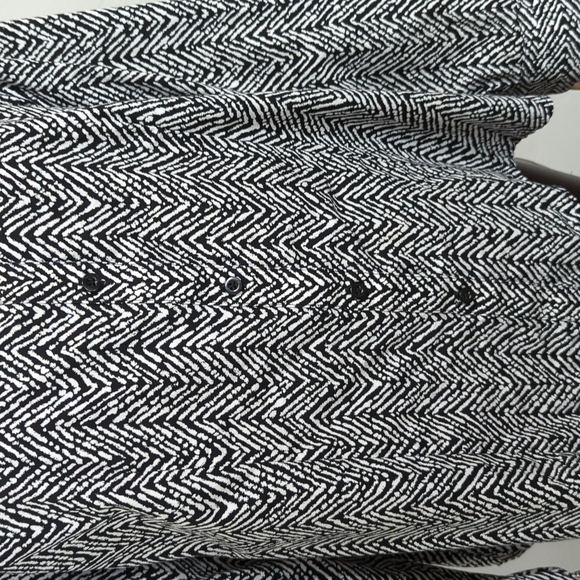 CHICO'S WRINKLE RESISTANT Zigzag Print Button up Top Size 2 - Picture 5 of 10